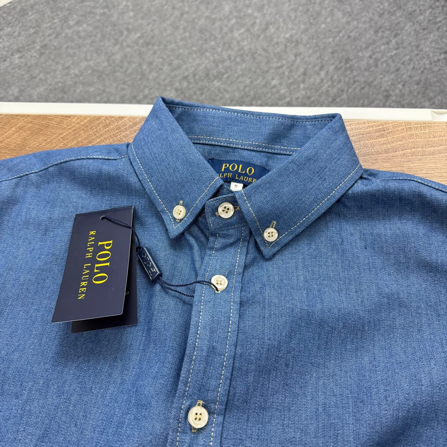 P220 💰Model No. B24 Ralph Lauren/Ralph Lauren classic color small label couple style washed denim long-sleeved shirt 1️⃣Made of high-quality denim fabric, the upper body is soft and comfortable, extremely delicate, has a solid, smooth and soft feel, and the fabric does not wrinkle, and the feel is invincible. The details are handled perfectly! 2️⃣Adopting the washing process, the workmanship details are perfectly controlled. They are all hemmed with vest technology, and the insides of the sleeves are also used. Different from the four-needle and five-thread workmanship, the collars are also all designed with interlining, showing high-end fashion and individuality, and the style is fashionable, simple and elegant! 3️⃣It is very youthful and energetic, and can be easily worn by both men and women. It is very in line with the fashion aesthetic concepts of today's young people! Color: light blue Sizes: S, M, L, XL